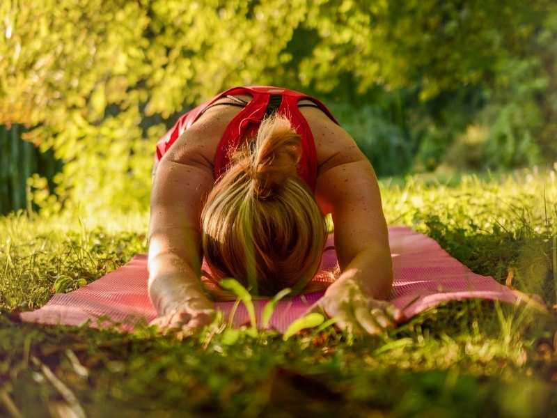 Femme pratiquement le Yoga